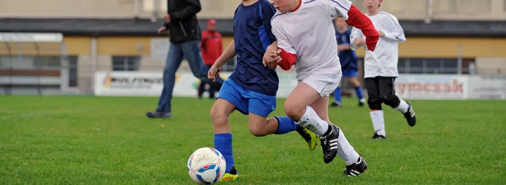 gutter som spiller fotball 1024x375